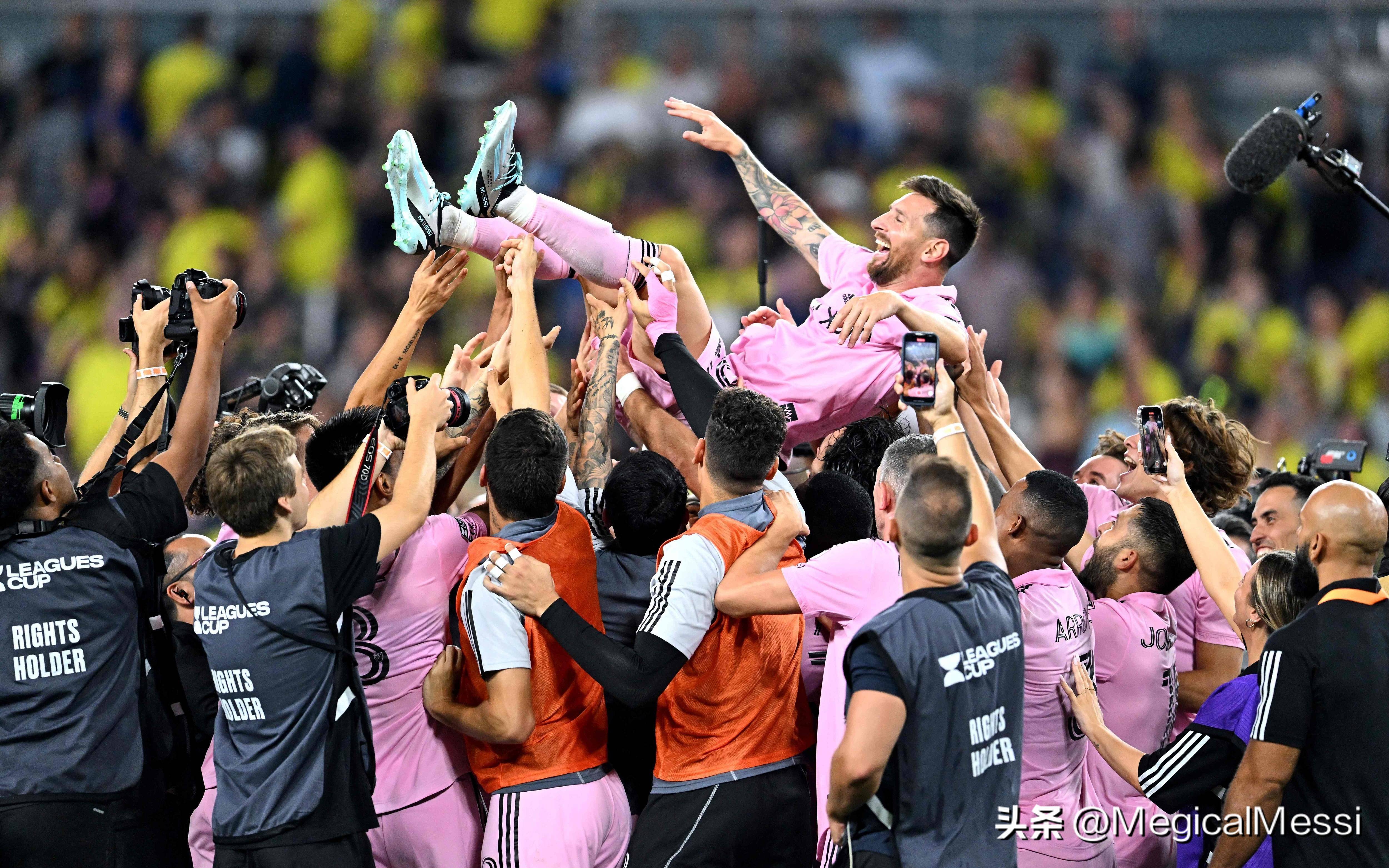 足球比赛双方拼尽全力,胜负难分 足球比赛双方拼尽全力,胜负难分