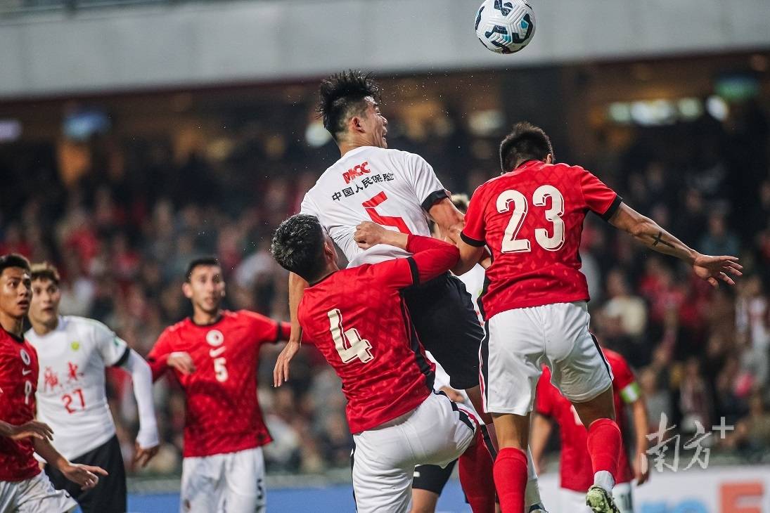 激烈角逐现场:球迷气氛火爆燃爆 激烈角逐现场:球迷气氛火爆燃爆