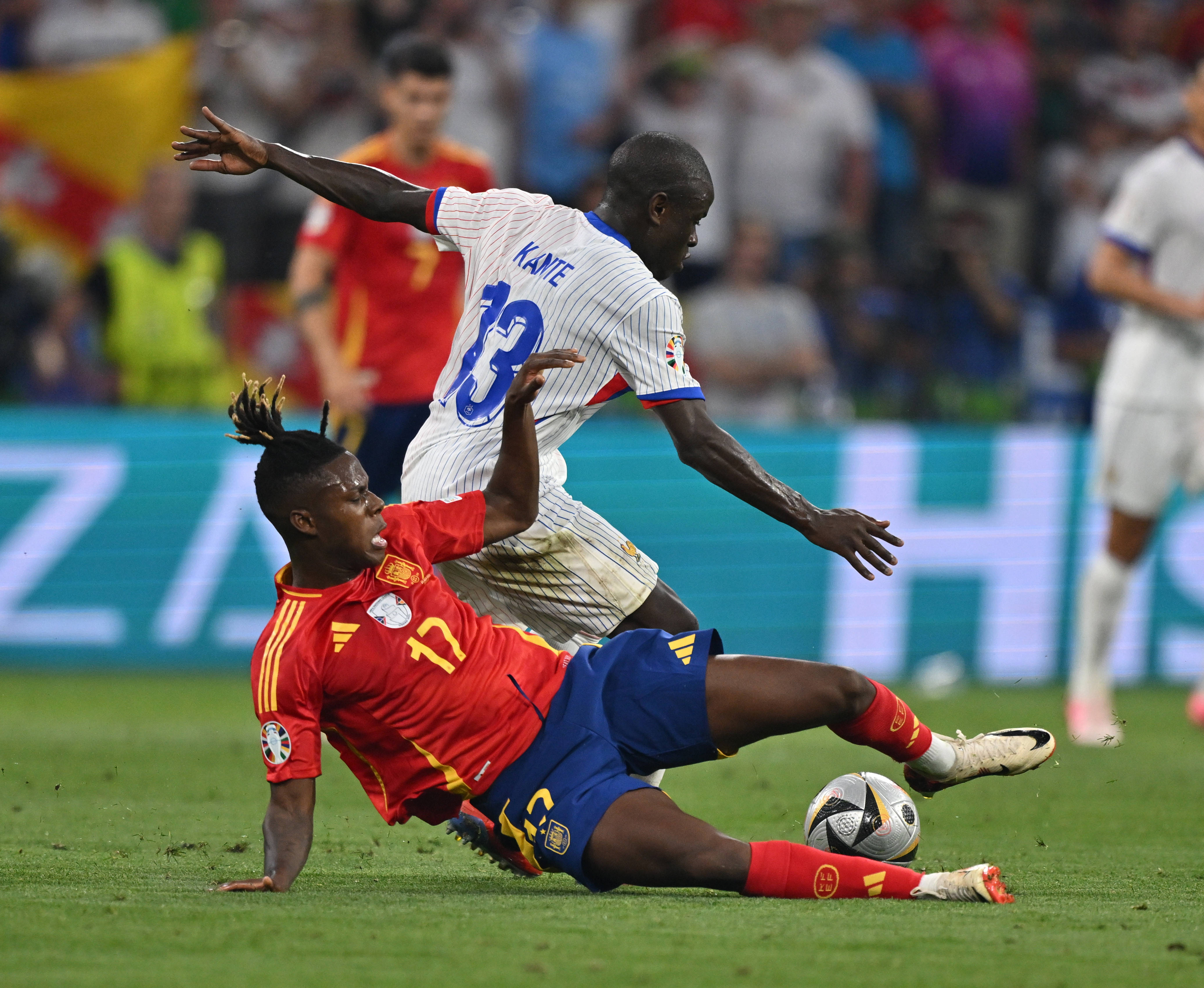 欧国际赛事上球员技术过硬,拼搏精神可嘉 欧国际赛事上球员技术过硬,拼搏精神可嘉