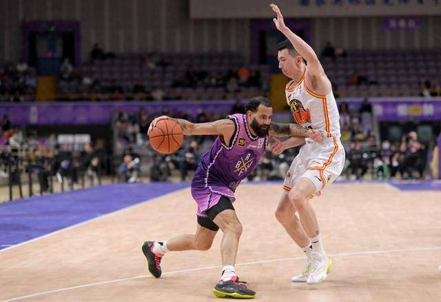 广东队对阵江苏男篮的比赛惊险刺激 广东队对阵江苏男篮的比赛惊险刺激