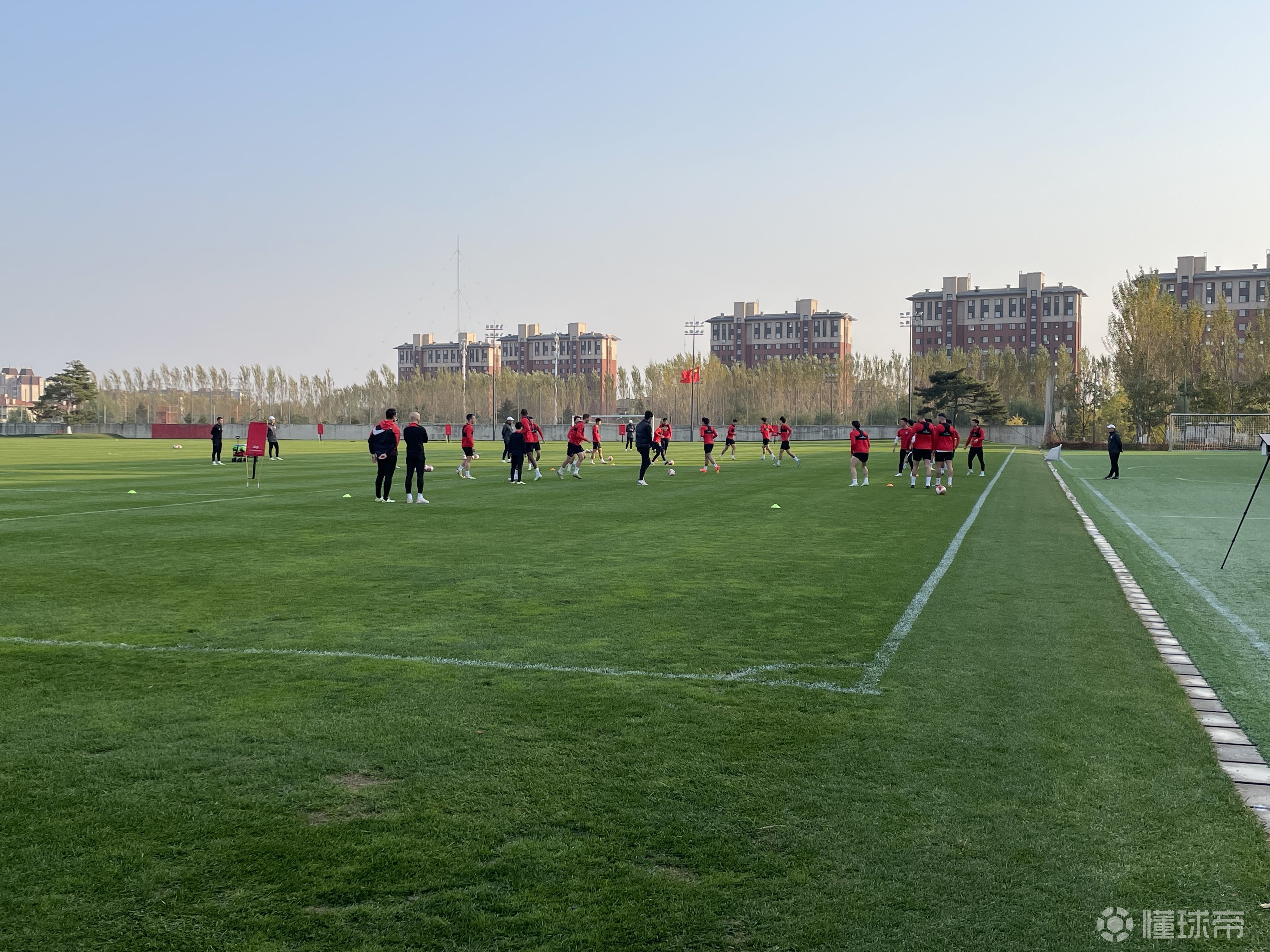 赛季前的备战训练,球队士气高涨 赛季前的备战训练,球队士气高涨