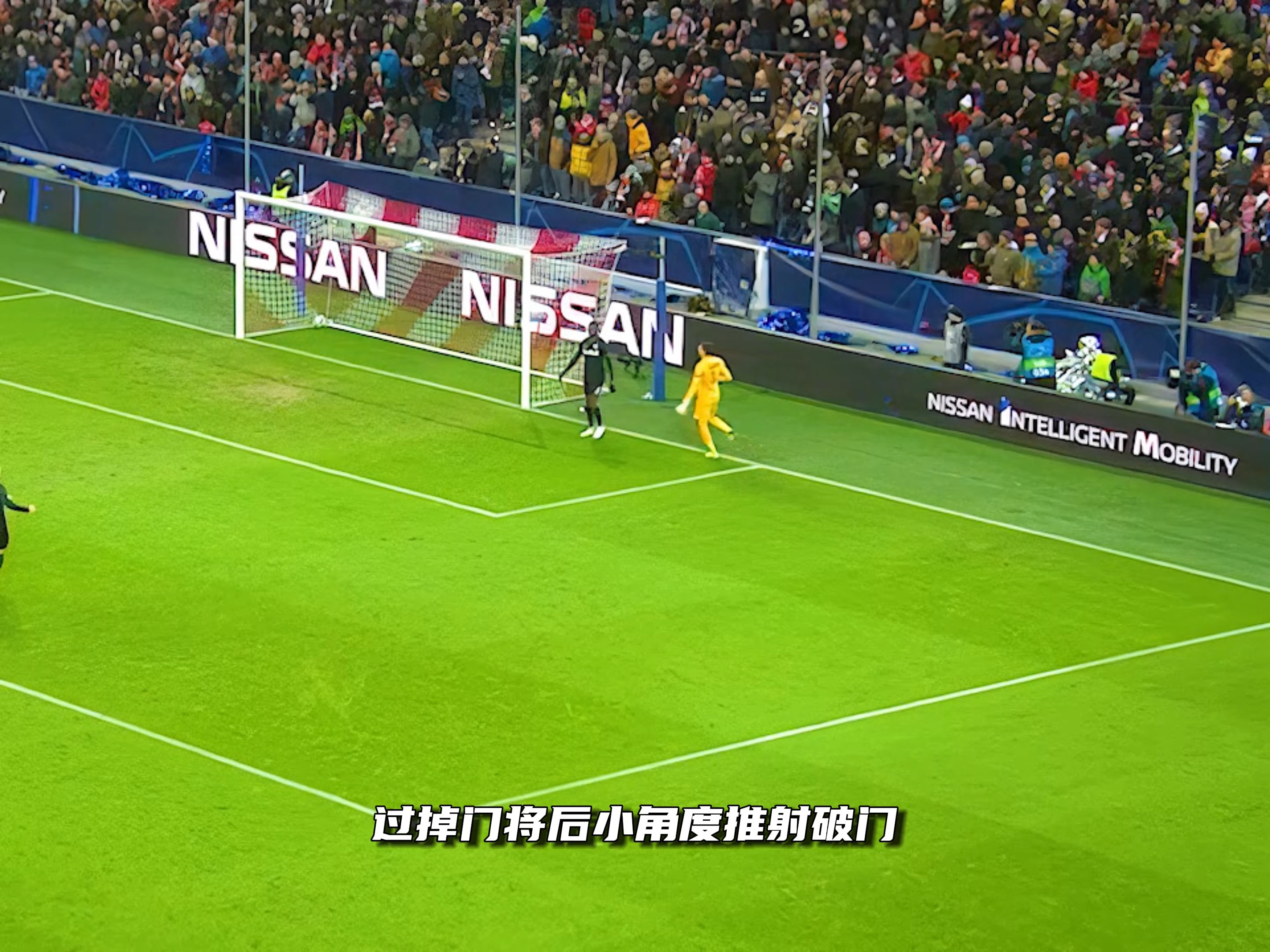 快速传球打开对方防线,取得进球领先 快速传球打开对方防线,取得进球领先