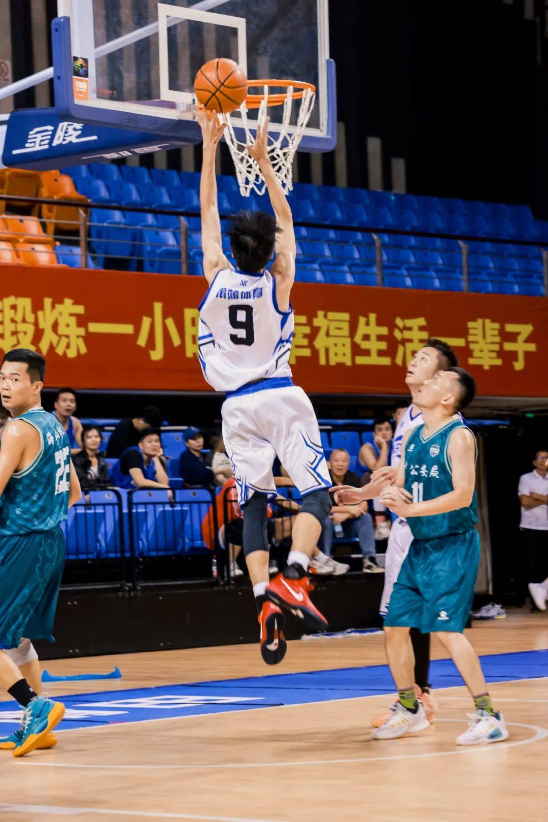 篮球比赛精彩绝伦,中国队夺得冠军 篮球比赛精彩绝伦,中国队夺得冠军