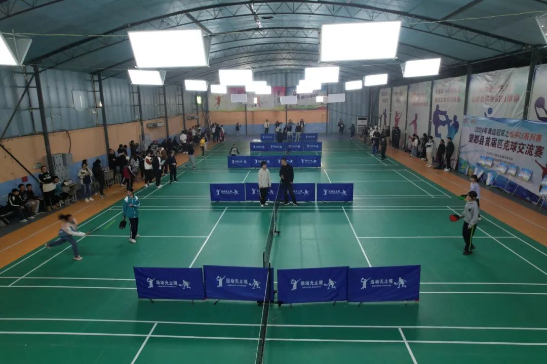 比赛现场氛围热烈,充满了紧张和激情! 比赛现场氛围热烈,充满了紧张和激情!