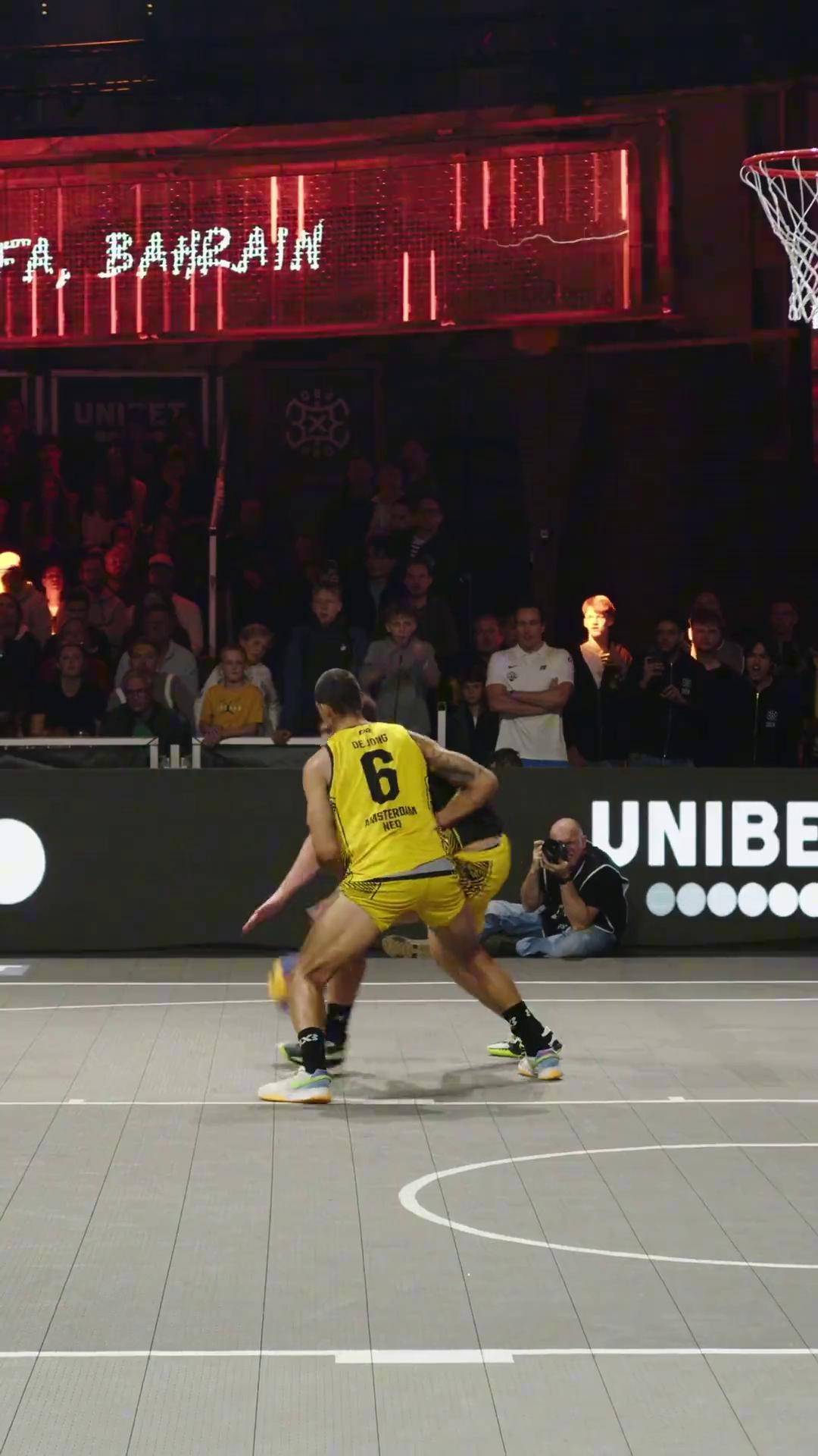 精彩比赛瞬间回放球员精准三分球帮助球队取胜 精彩比赛瞬间回放球员精准三分球帮助球队取胜