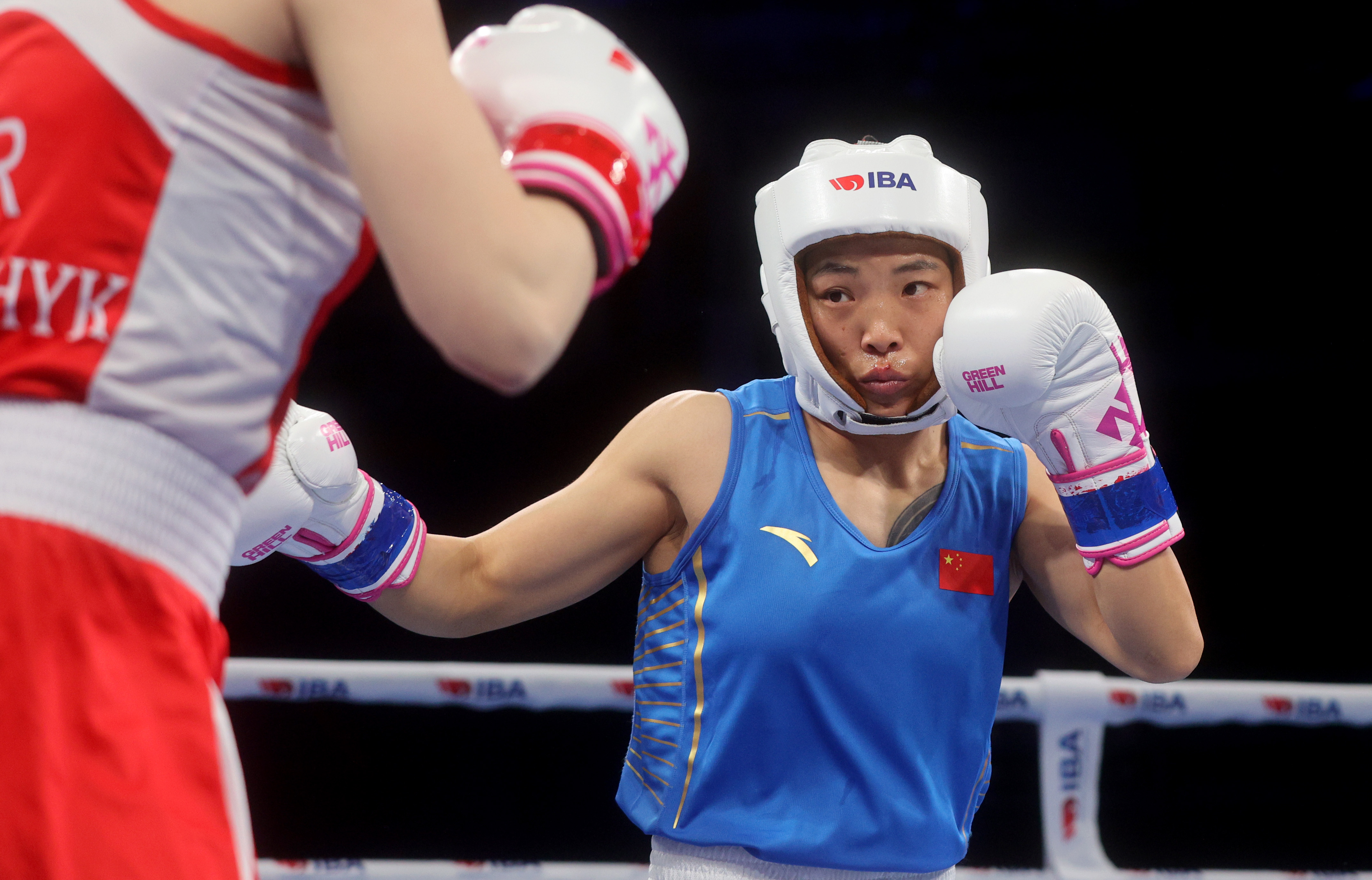 女子拳击比赛上演实力对决，泰国选手压轴登场